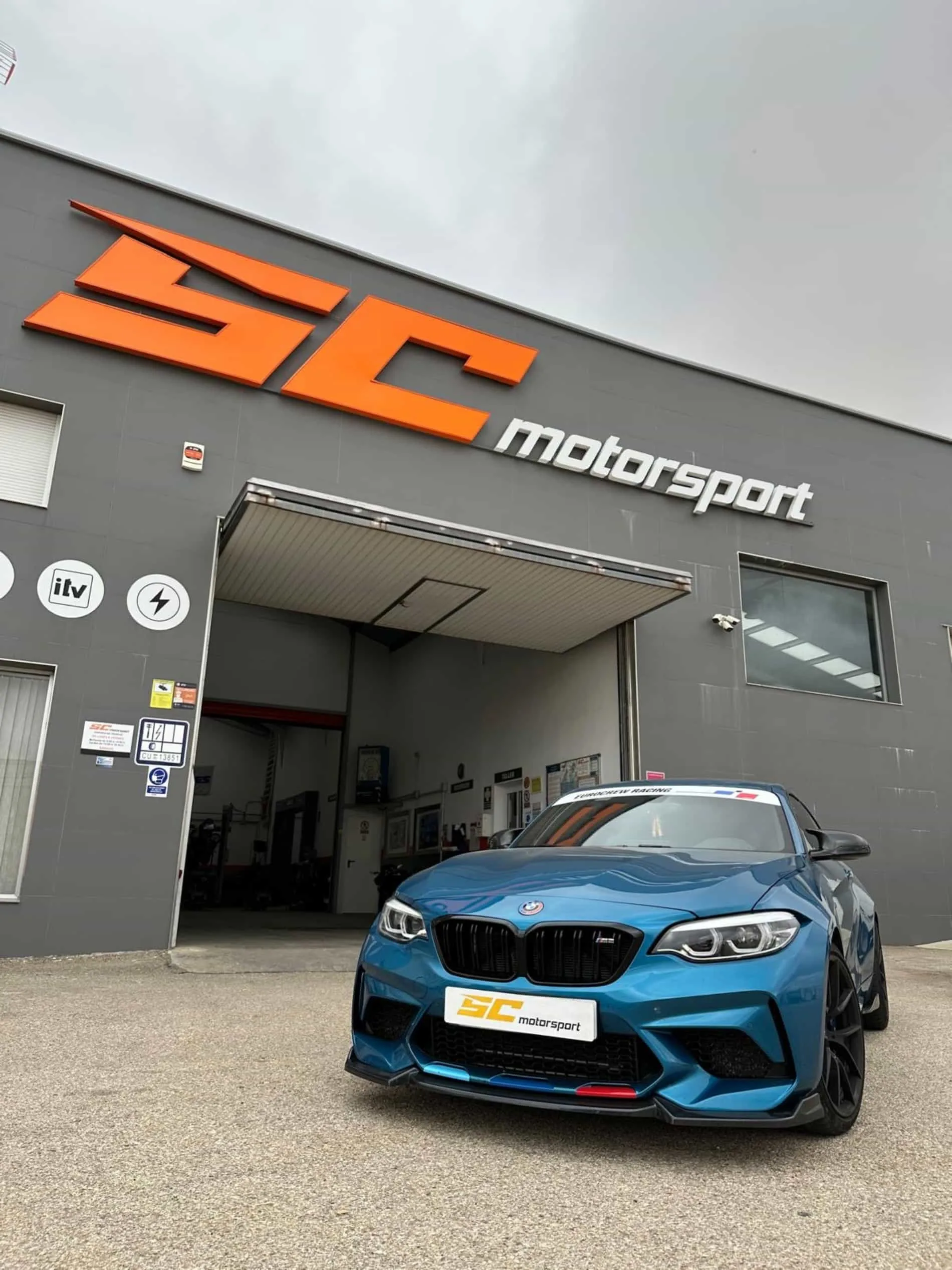 Imagen de un BMW en la puerta del taller de SC MotorSport.
