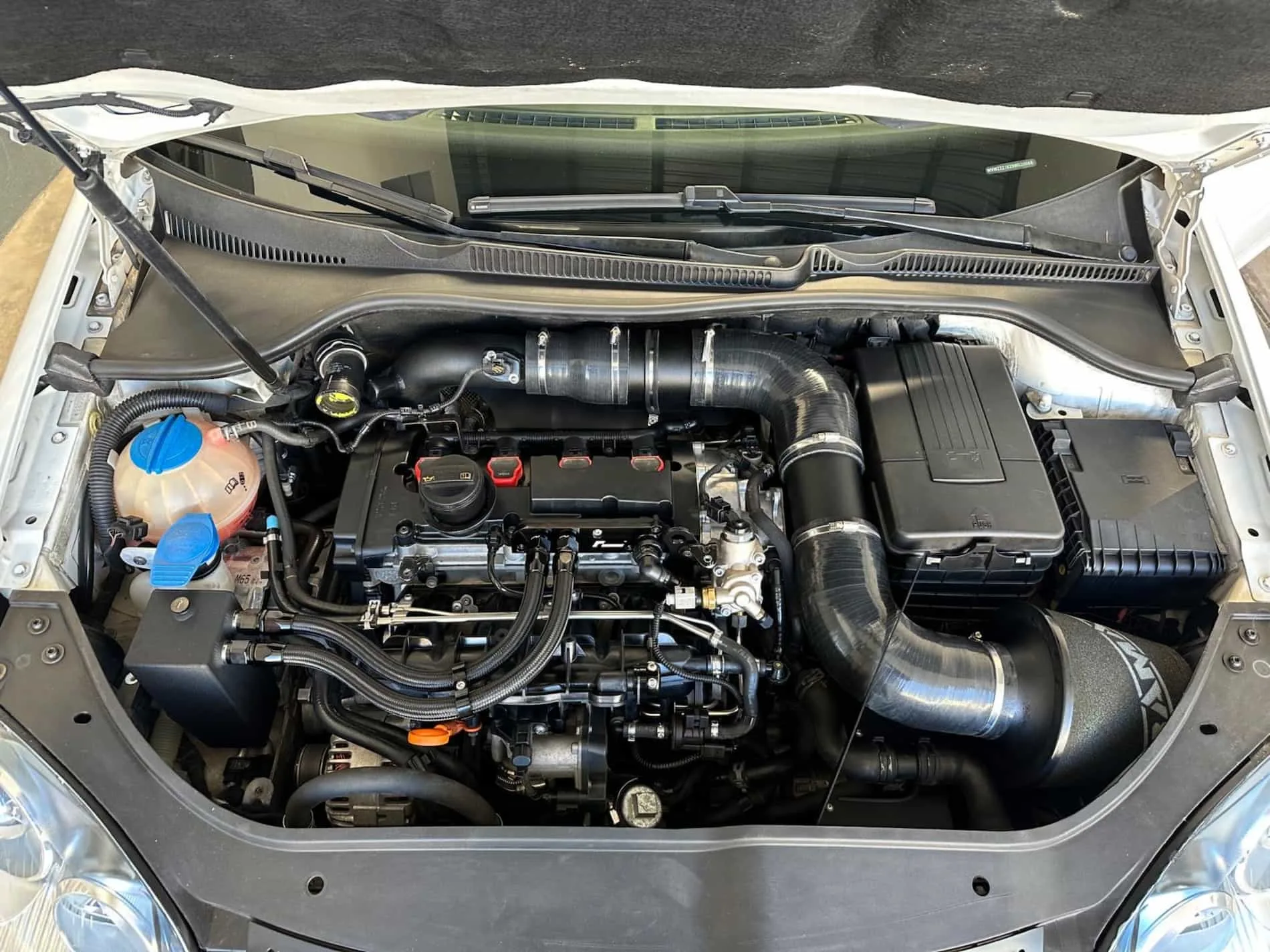 Un vehículo arreglado por SC MotorSport en el que puedes observar todos los complementos del motor.